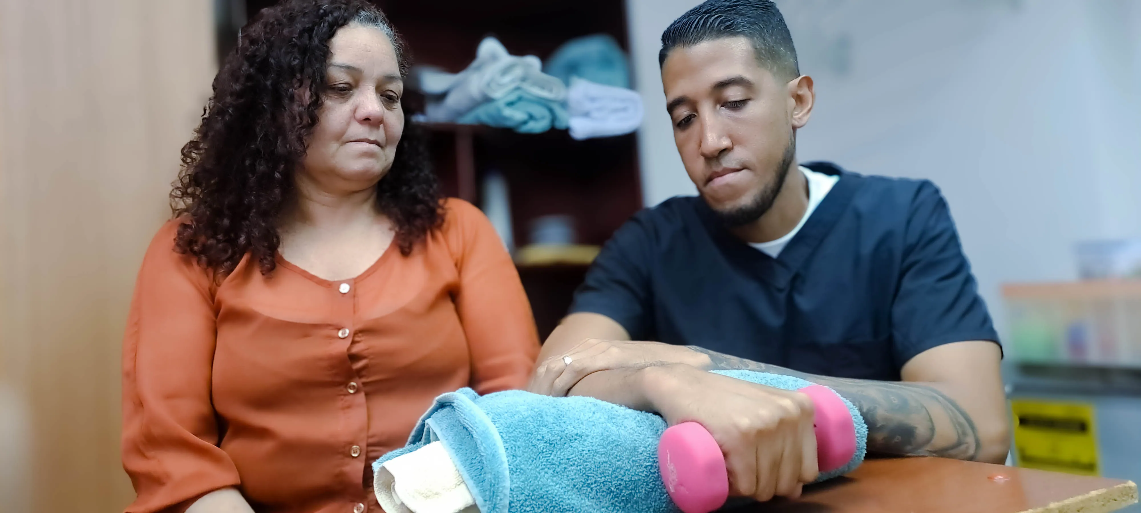 Equipo médico y paciente en rehabilitación